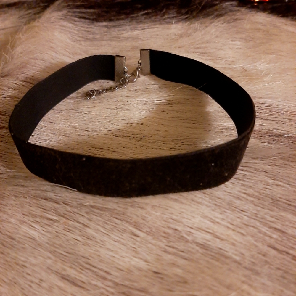 Black velvet choker